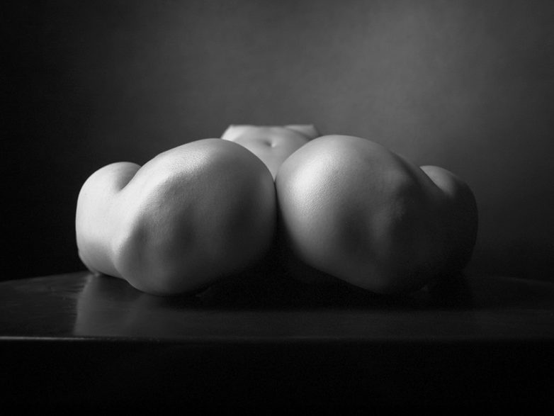 Чудеса гибкости в ню известного фотографа