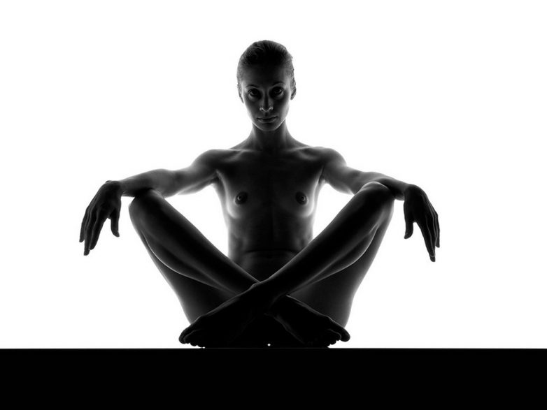 Чудеса гибкости в ню известного фотографа