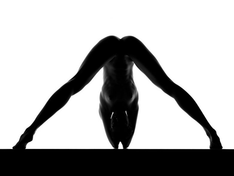 Чудеса гибкости в ню известного фотографа