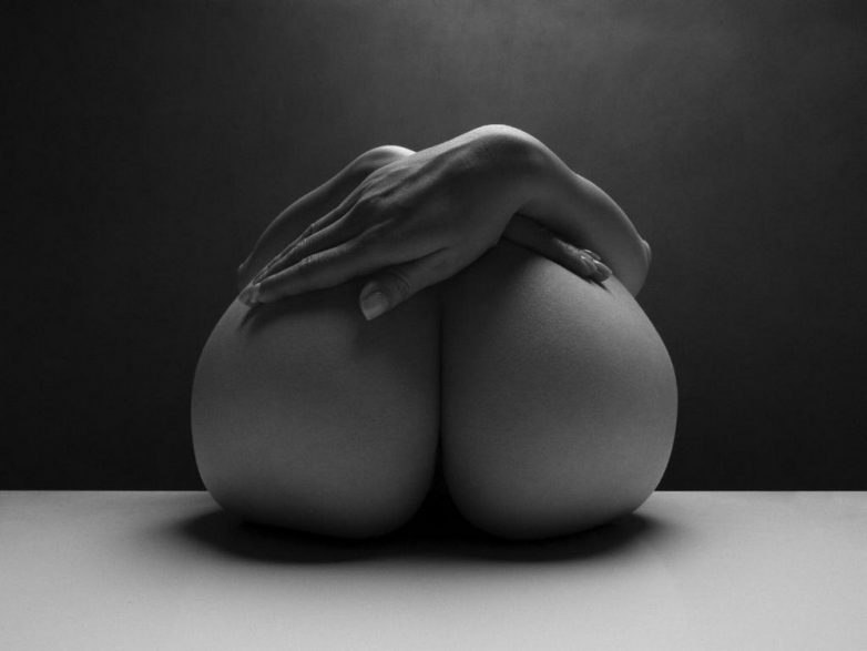 Чудеса гибкости в ню известного фотографа