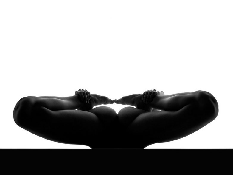 Чудеса гибкости в ню известного фотографа