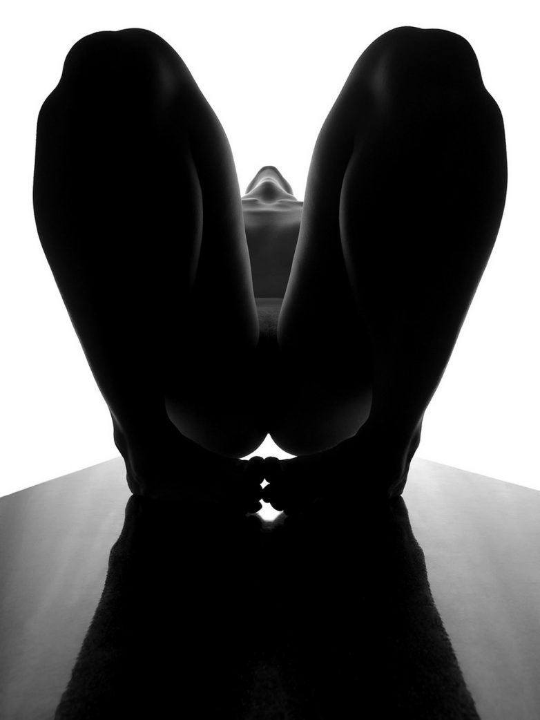 Чудеса гибкости в ню известного фотографа