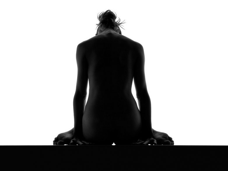 Чудеса гибкости в ню известного фотографа