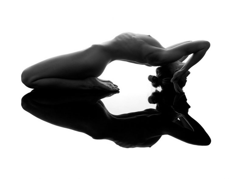 Чудеса гибкости в ню известного фотографа