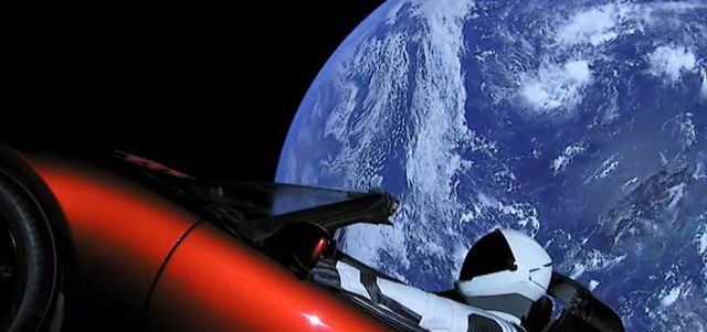 Компания SpaceX отправила в космос электрокар Tesla Roadster