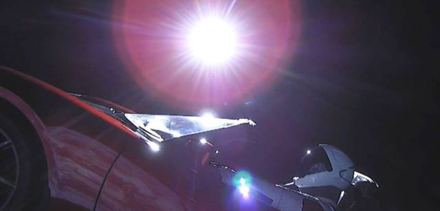 Компания SpaceX отправила в космос электрокар Tesla Roadster