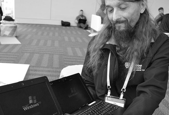 В США после неудачного прыжка с парашютом скончался российский хакер Крис Касперски