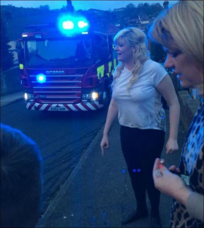 Застряла в канализации (5 фото)