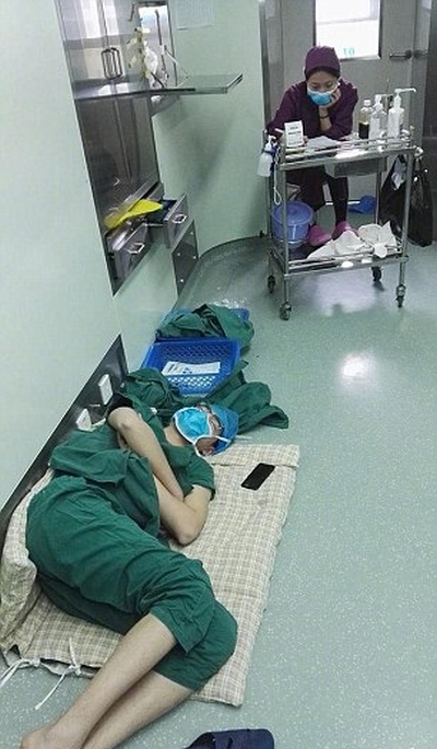 Китайский хирург, отработавший 28 часов, лег спать прямо в больничном коридоре