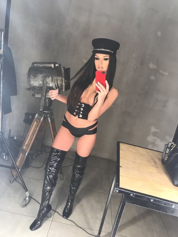 Откровенная фотосессия ведущей шоу «Дом-2» Кати Жужи