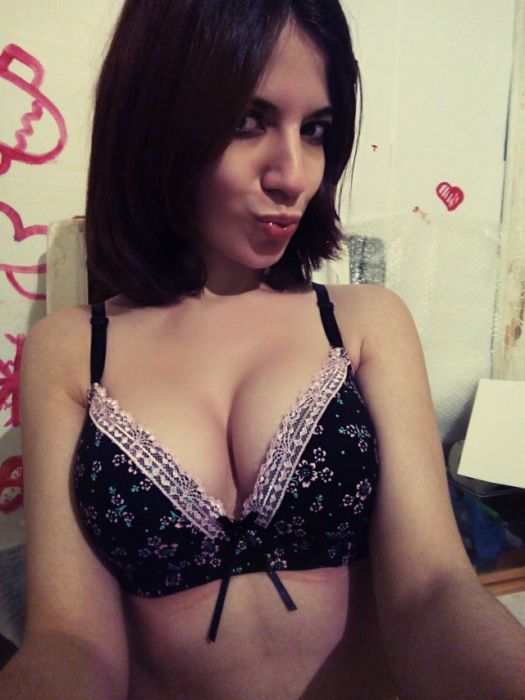 Привлекательные девушки из соцсетей