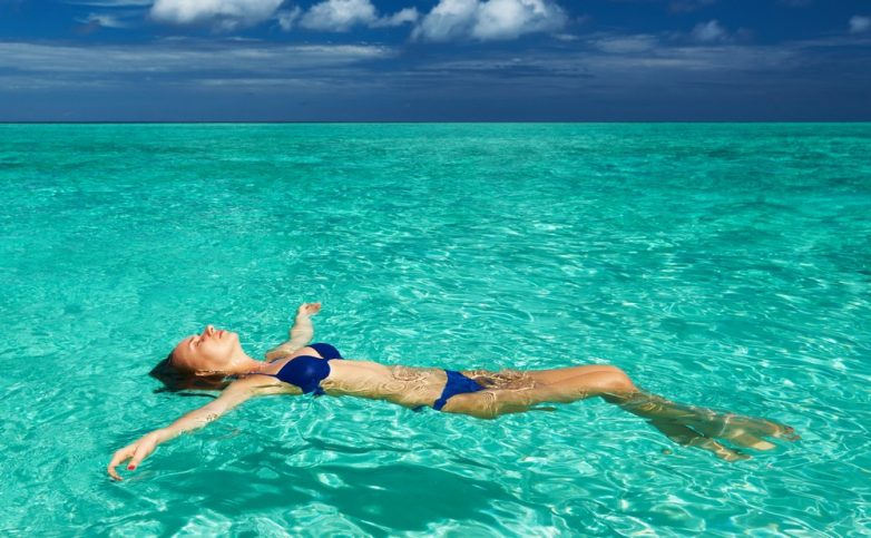 Я лежу на пляжу и парней завожу