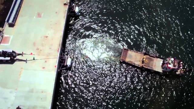 Грузовик против морского буксира Грузовик против морского буксира