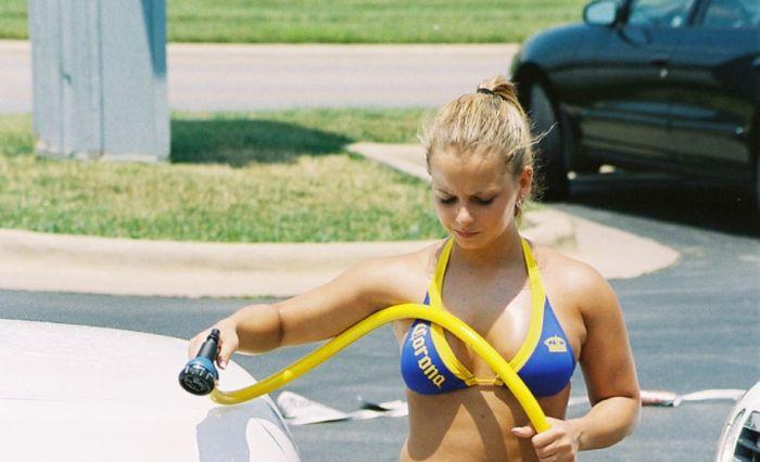 Девушки в бикини моют авто (40 фото)