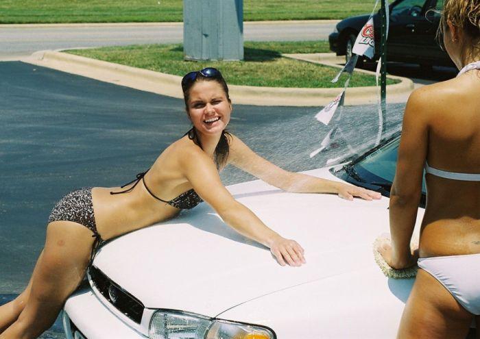 Девушки в бикини моют авто (40 фото)