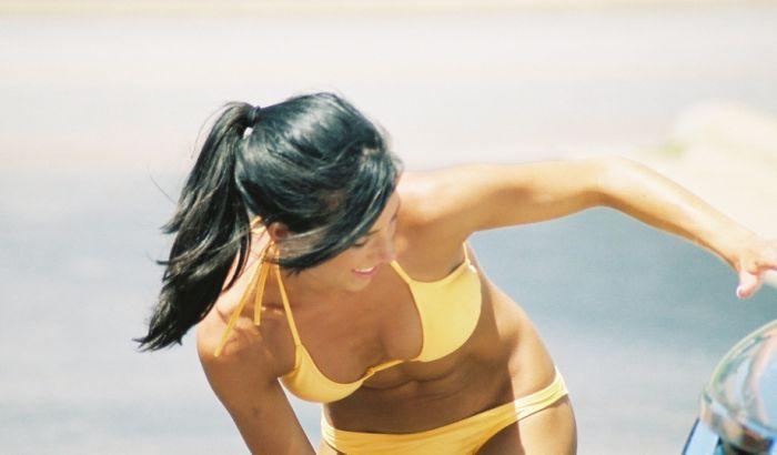 Девушки в бикини моют авто (40 фото)