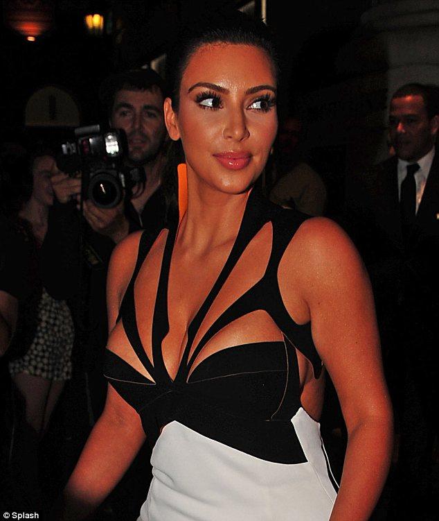 У Ким Кардашян классные сиськи (9 фото)