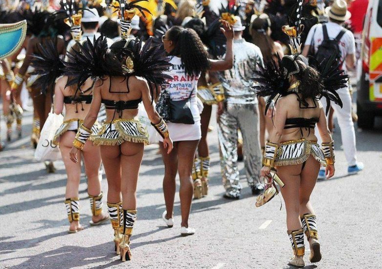 Забавные и пикантные фото девушек