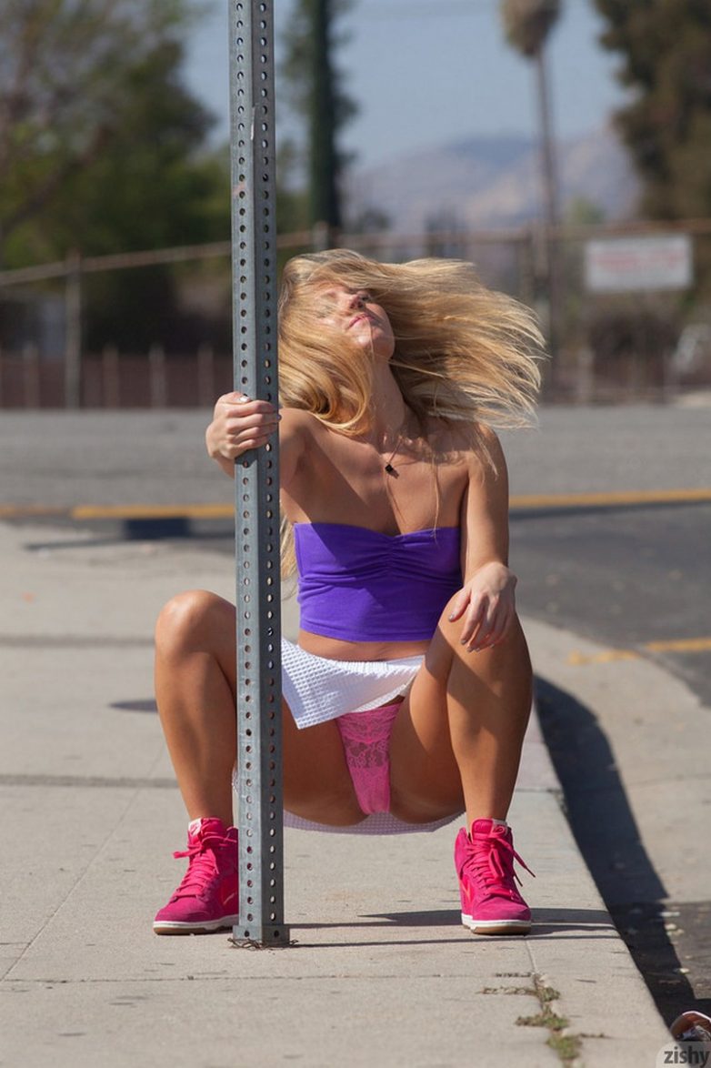 Забавные и пикантные фото девушек