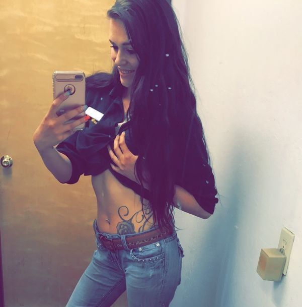 Девушки делают селфи