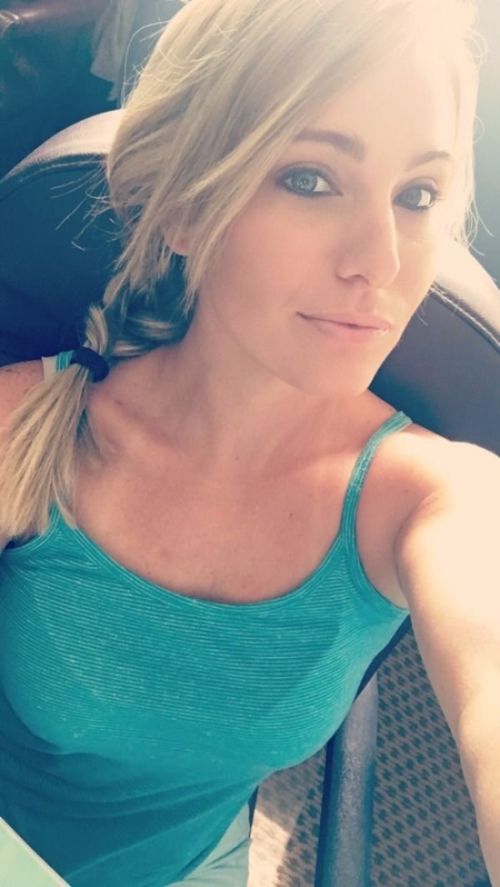 Девушки делают селфи