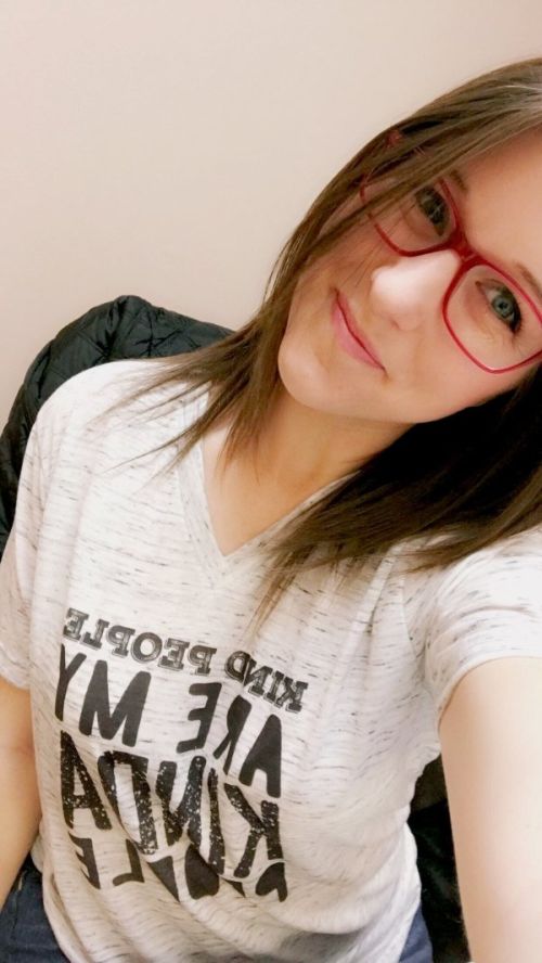 Девушки делают селфи