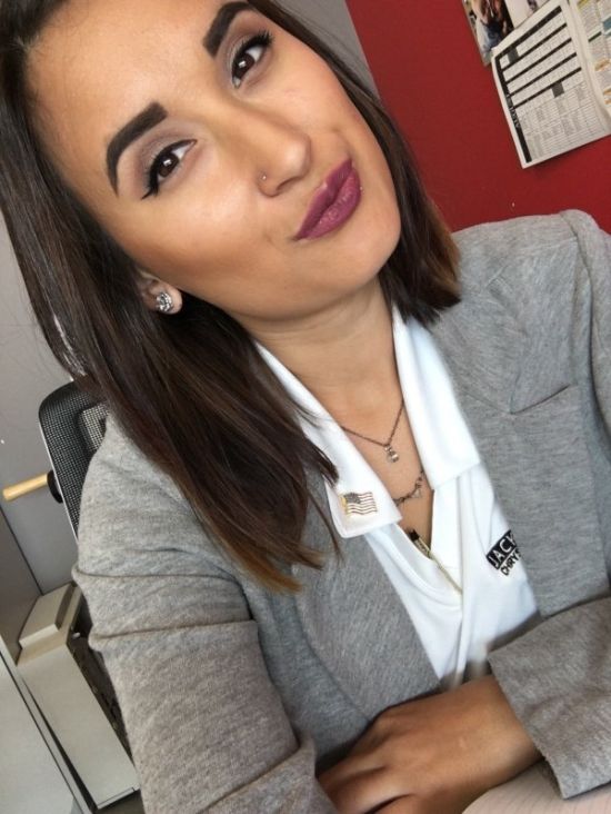 Девушки делают селфи