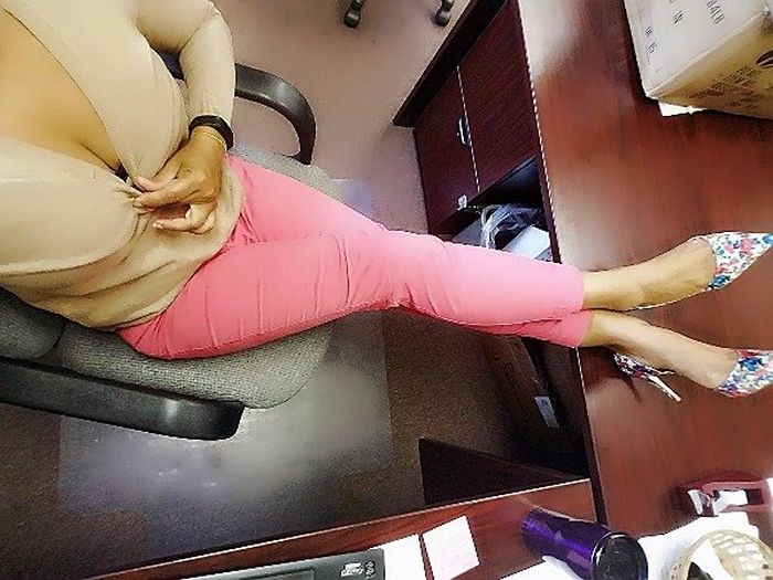 Девушки делают селфи