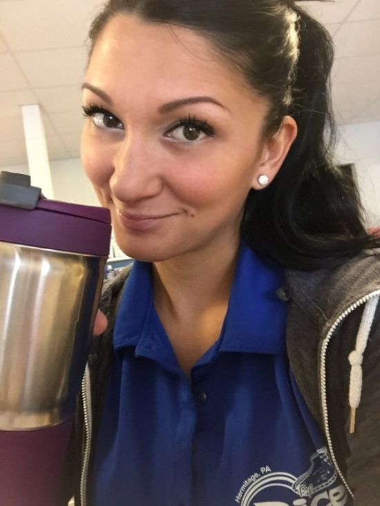 Девушки делают селфи