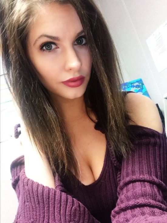 Девушки делают селфи