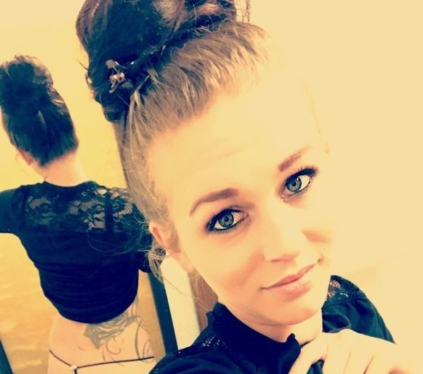 Девушки делают селфи