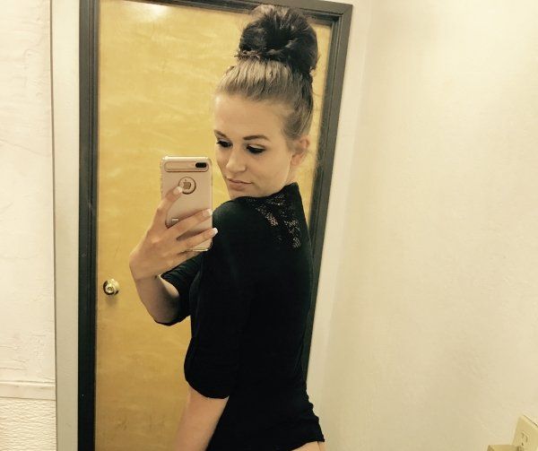 Девушки делают селфи