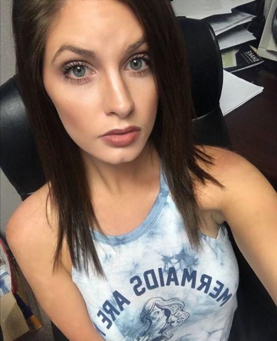 Девушки делают селфи