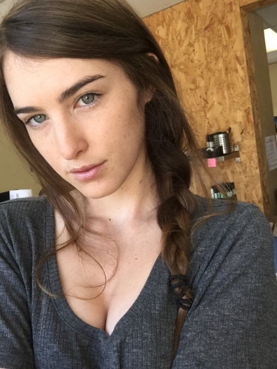 Девушки делают селфи