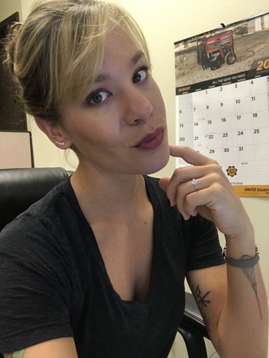 Девушки делают селфи