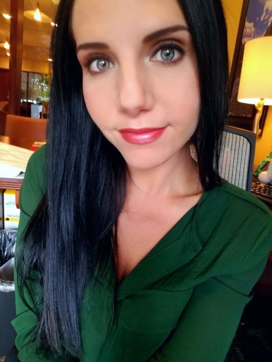 Девушки делают селфи