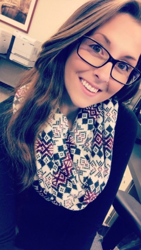 Девушки делают селфи