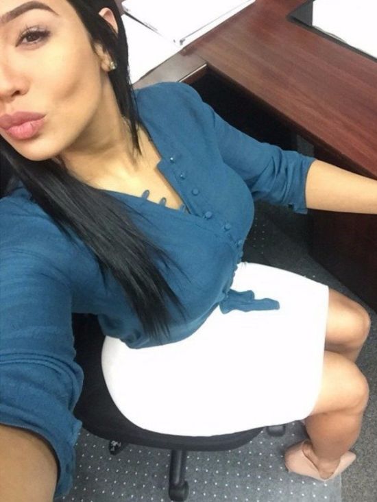 Девушки делают селфи