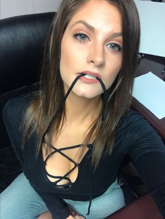 Девушки делают селфи