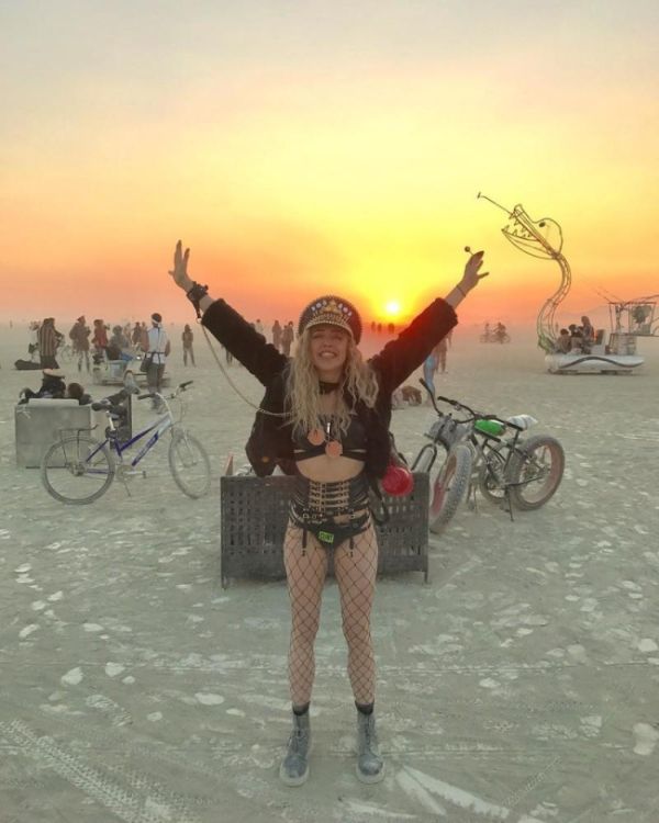 Девушки фестиваля Burning Man-2017