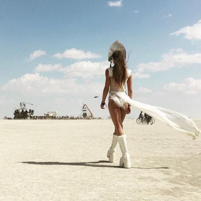Девушки фестиваля Burning Man-2017