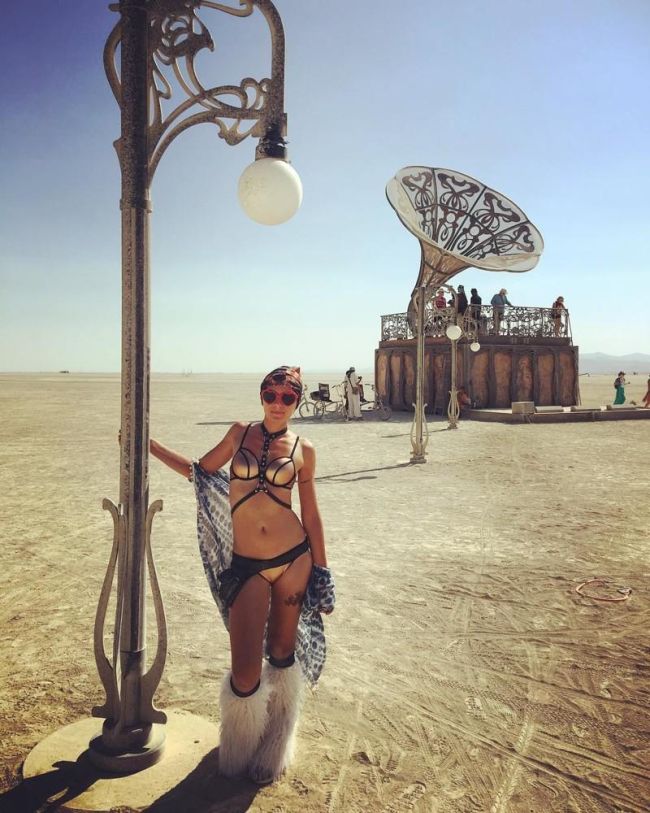 Девушки фестиваля Burning Man-2017