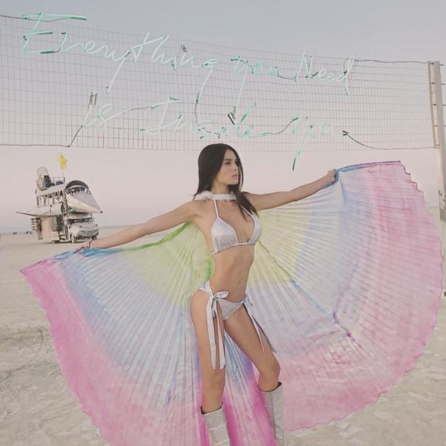 Девушки фестиваля Burning Man-2017