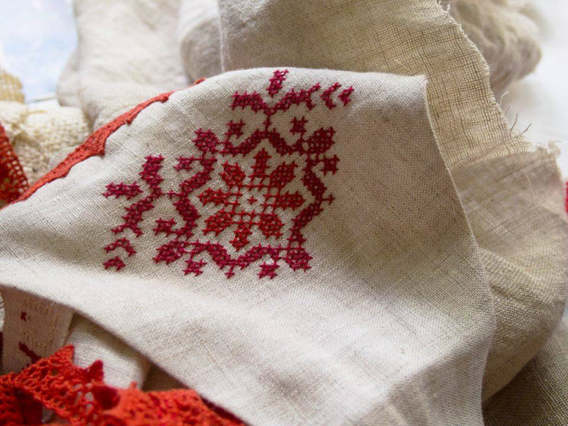 В Латвии выпустили стринги с национальным орнаментом В Латвии выпустили стринги с национальным орнаментом