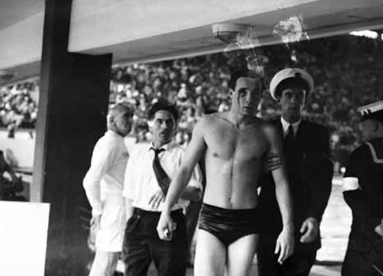 Кровь в бассейне