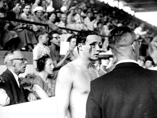 Кровь в бассейне