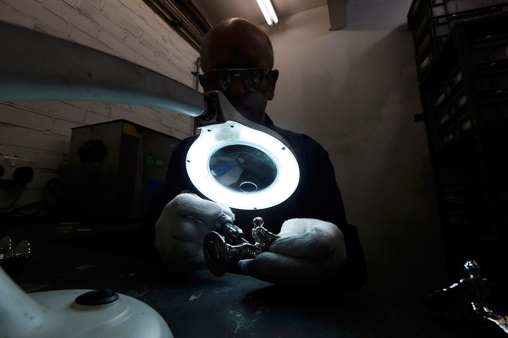 Как делают символ легендарной марки автомобилей Rolls-Royce