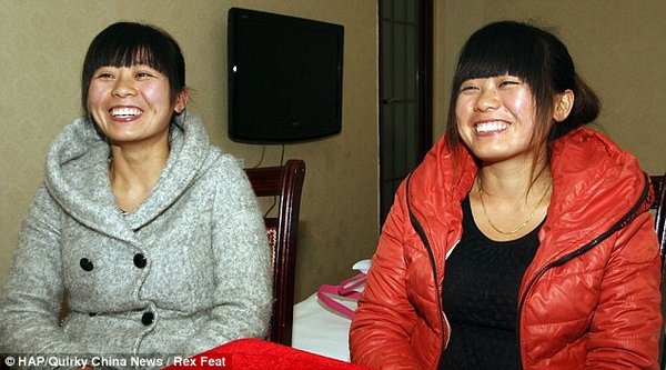 Близняшки встретились спустя 24 года (6 фото)