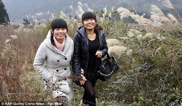 Близняшки встретились спустя 24 года (6 фото)