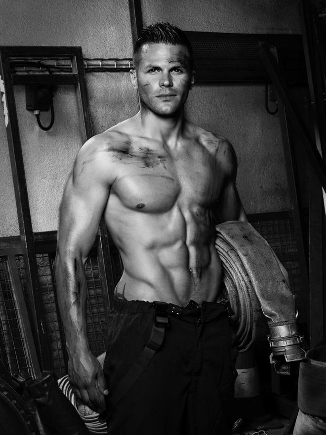 Французские пожарные выпустили самый горячий календарь 2016 года